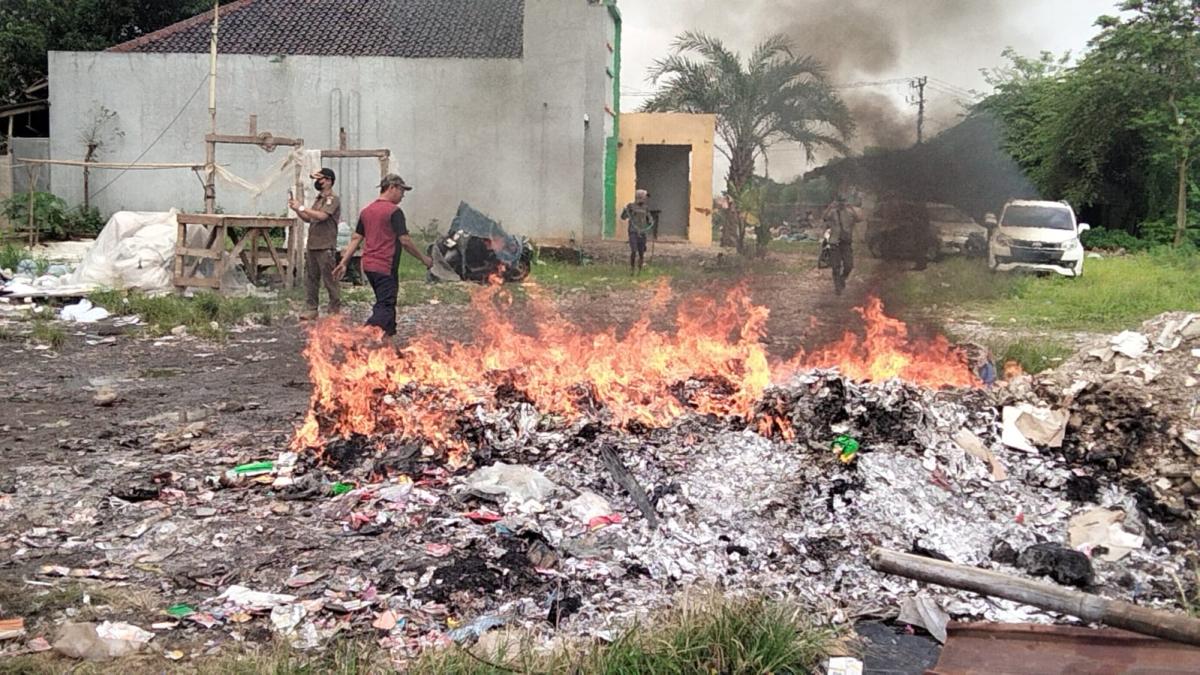Pemkab Tangerang Segel 81 Lapak Limbah di Sindang Jaya