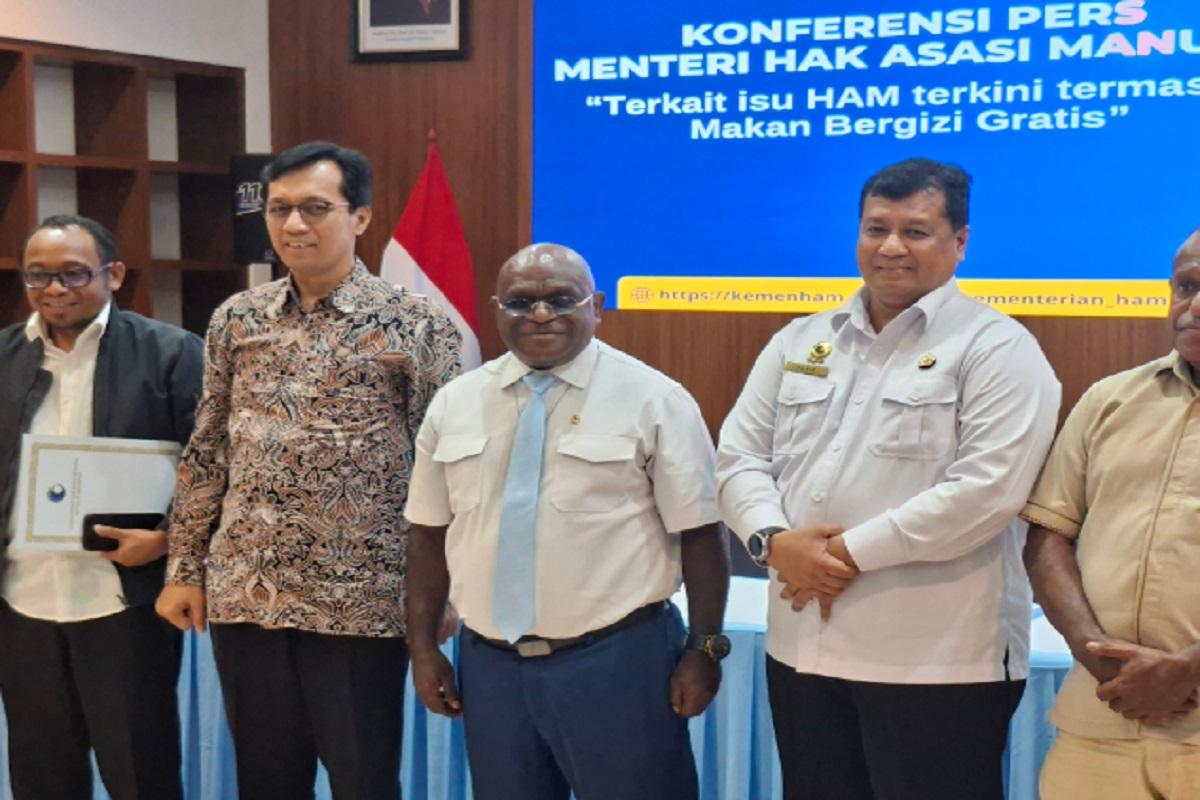 Natalius Pigai: Meski Ada Insiden Keracunan, Siswa Semakin Antusias Ikuti Program MBG