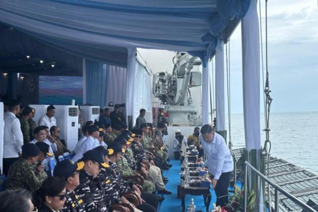 Prabowo Kenakan Jaket TNI Saksikan Parade Kapal Perang dari KRI