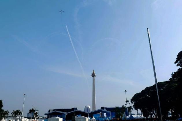 Pesawat AU Meliuk-liuk di Langit Monas Sebelum Acara HUT TNI Dimulai