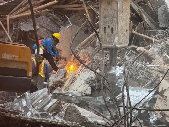 [UPDATE] Insiden Musala Al Khoziny: Hingga Minggu Siang, Korban Meninggal Dunia Jadi 37 Orang