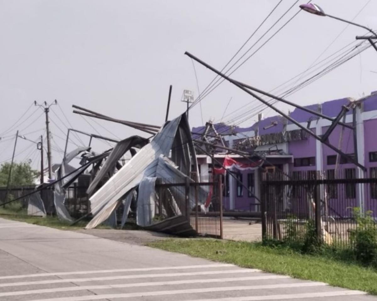 Atap Stadion Mini Gunung Kaler Ambruk Diterjang Angin Kencang