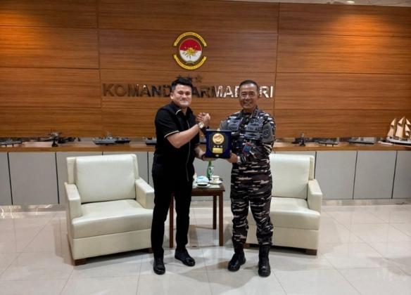 Ridho Pandoe Terima Penghargaan dari Panglima Koarmada