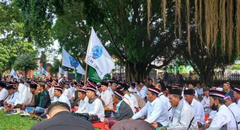 Alumni Pesantren Lirboyo Tuntut Chairul Tanjung Temui Masyaikh