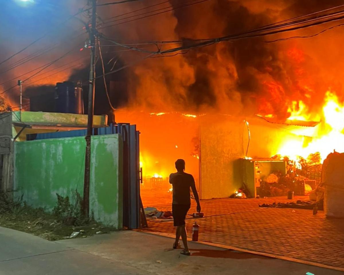 Kobaran Api Luluh Lantakkan Pabrik Daur Ulang Plastik di Tangerang, Kerugian Capai Miliaran Rupiah!