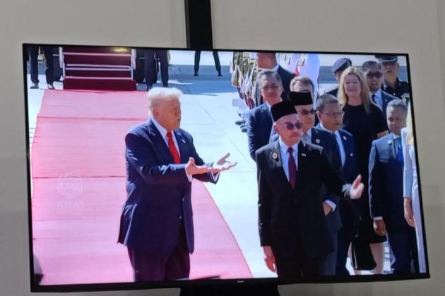 Trump Tiba di Malaysia, Hadiri KTT Ke-47 ASEAN Sambil Kibarkan Bendera AS