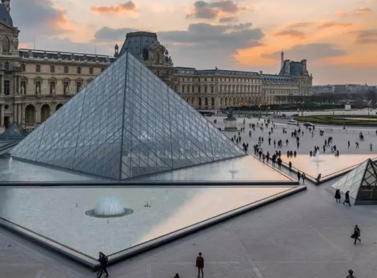 Pelaku Pencurian di Museum Louvre Akhirnya Ditangkap Saat Hendak Kabur ke Luar Negeri