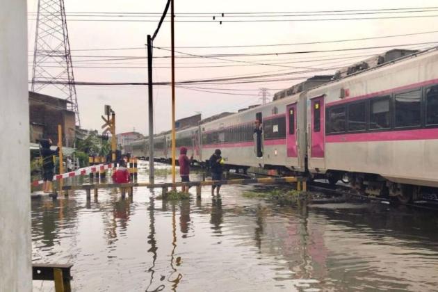 Banjir Semarang Lumpuhkan Jalur Kereta, PT KAI Batalkan 16 Perjalanan KA Hari Ini