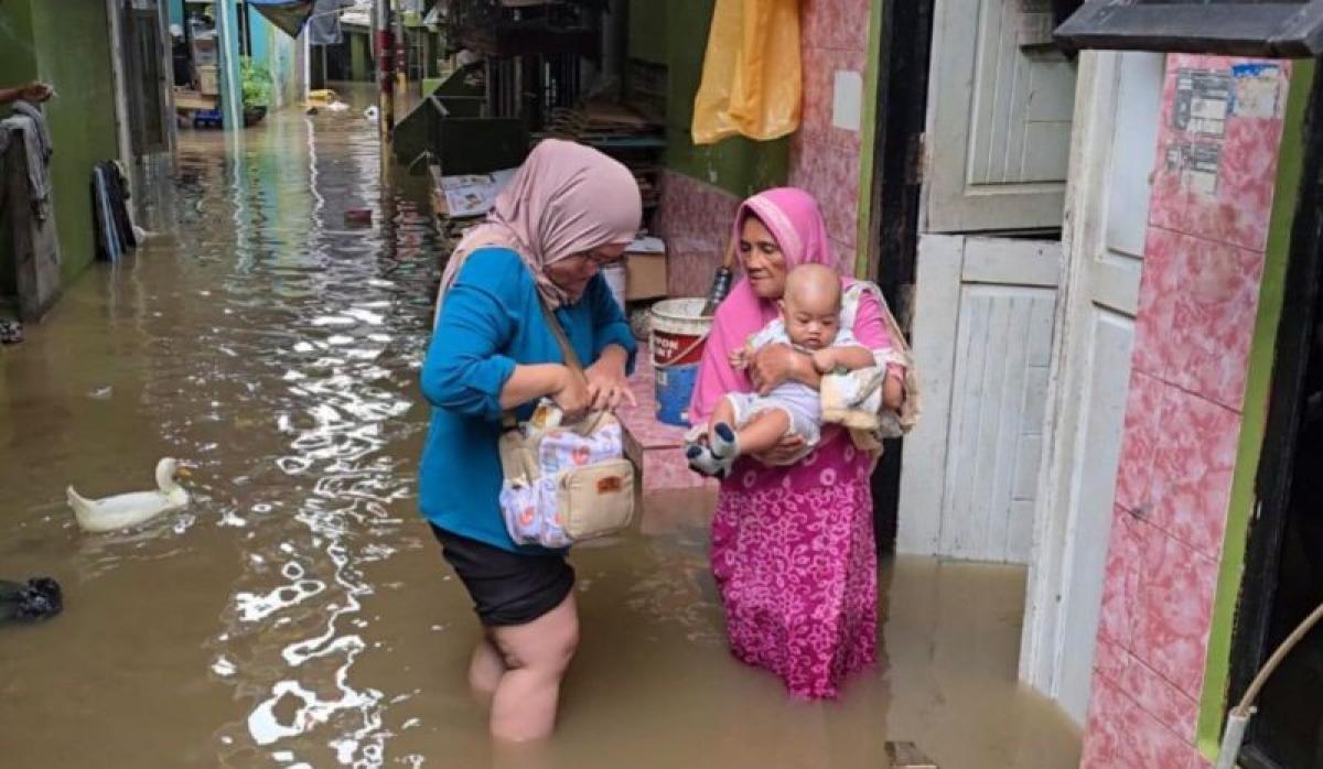 BPBD Jakarta Timur Siagakan 30 Personel dan Perahu Karet Hadapi Potensi Banjir