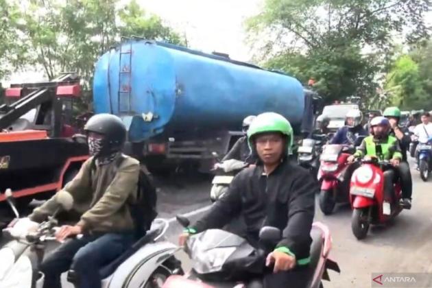Puluhan Pemotor Tergelincir Akibat Tumpahan Minyak Goreng di Cakung