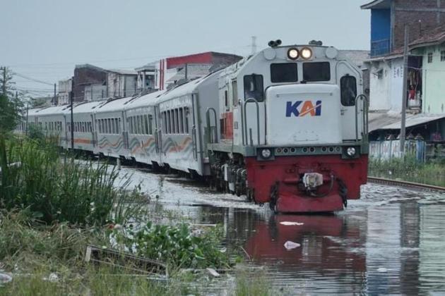 Banjir Genangi Rel Kereta Semarang, PT KAI Batasi Kecepatan Perjalanan