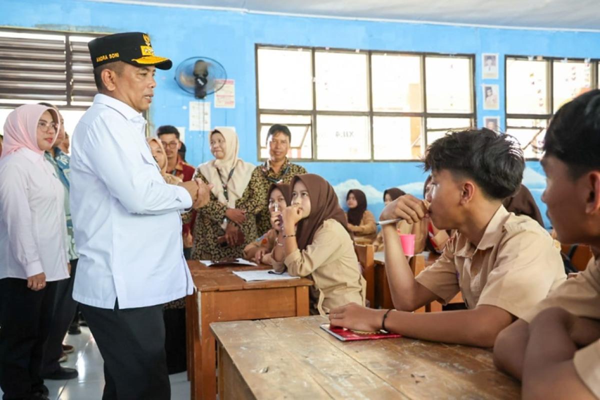 Gubernur Andra Soni Tinjau Program Makan Bergizi Gratis di Pesisir Pandeglang