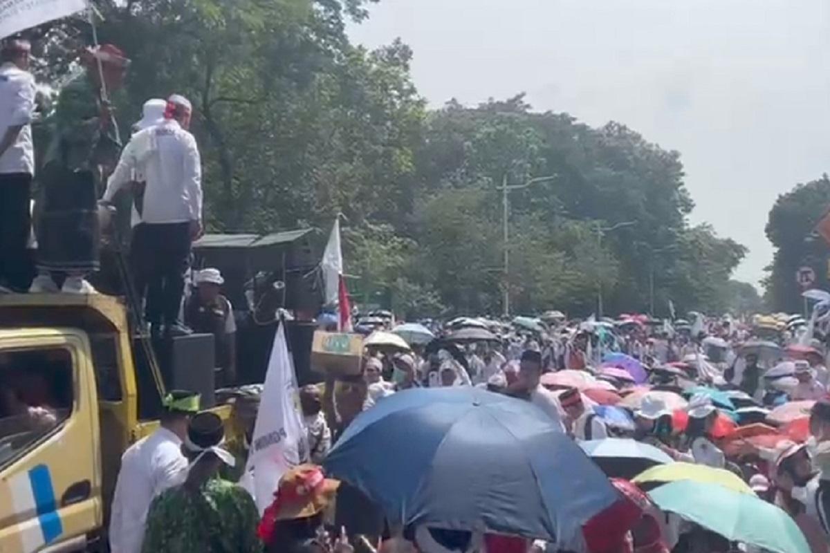 Ribuan Guru Madrasah Demo di Monas Tuntut Kesetaraan PPPK