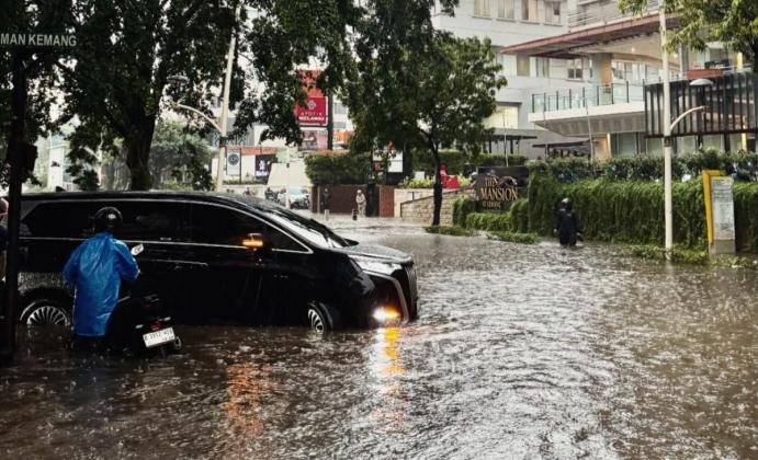Banjir di Kemang Diakibatkan Tanggul Baswedan Jebol, 5 RT Masih Terendam