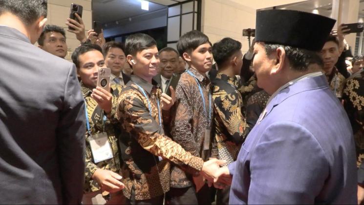 Seperti Disapa Ayah Sendiri, Pekerja Migran Terharu Bertemu Presiden Prabowo di Korea Selatan