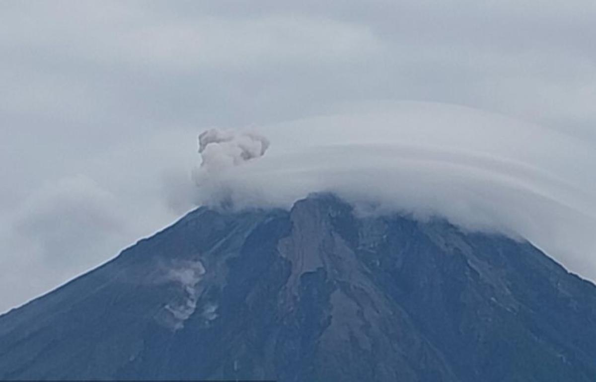Gunung Semeru Meletus Delapan Kali, Kolom Abu Capai 800 Meter di Atas Puncak
