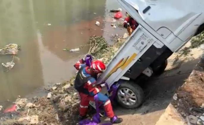 Panik Salah Injak Pedal, Mobil Pick Up Terjun ke Kali Sunter
