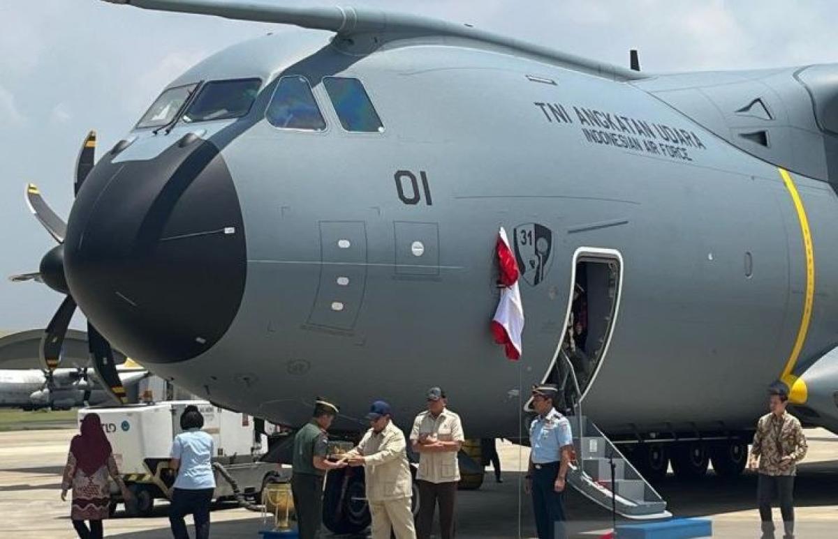 Prabowo Serahkan Kunci Pesawat Angkut Airbus A400M ke Panglima TNI