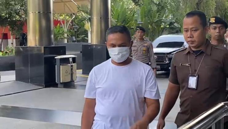 Gubernur Riau Abdul Wahid Tiba di Gedung Merah Putih KPK Usai OTT