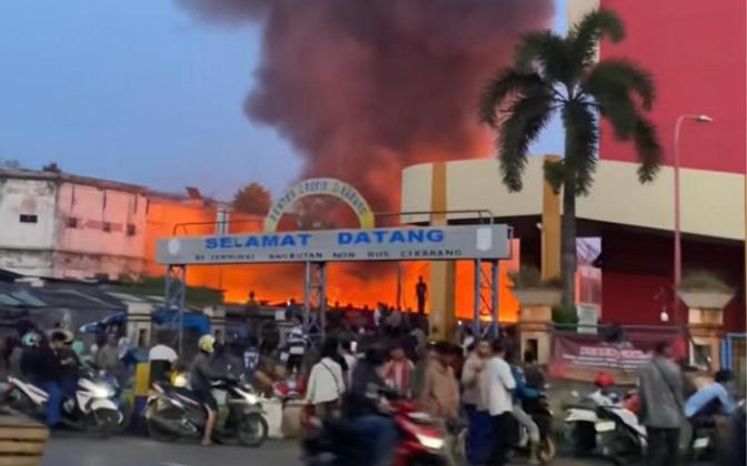 Pasar Cikarang Terbakar Hebat, Puluhan Lapak Pedagang Ludes Dilalap Api