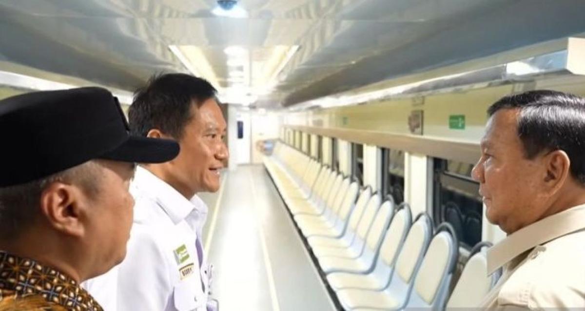 Prabowo Tinjau Gerbong Khusus Petani dan Pedagang di Stasiun Manggarai