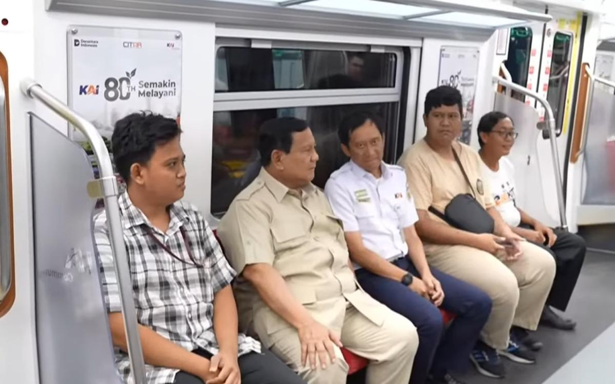 Presiden Prabowo Naik KRL ke Tanah Abang, Penumpang Heboh dan Berebut Selfie