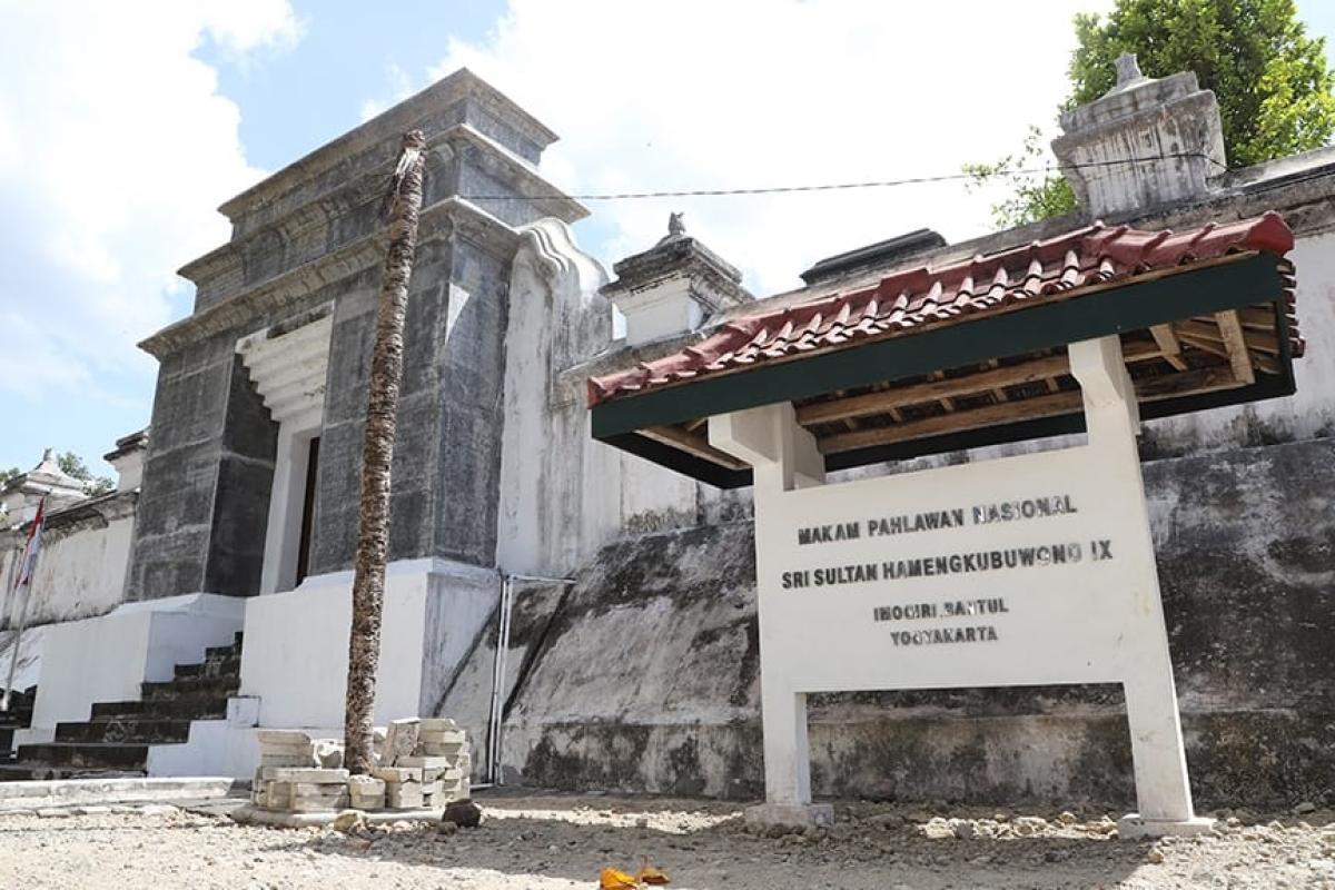 Pakubuwono XIII Dimakamkan di Imogiri, Ditandu 409 Anak Tangga Secara Adat