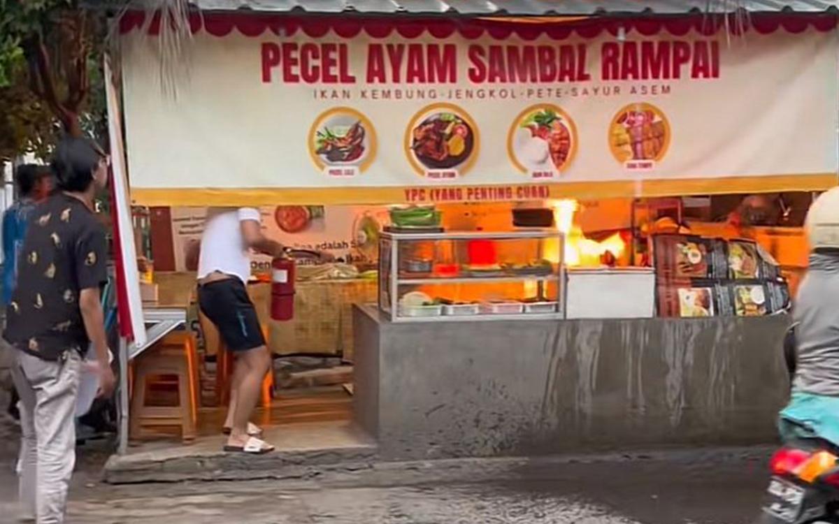 Pria Tenang Padamkan Kebakaran Warung Pecel Ayam, Bukti Nyata Pentingnya Punya APAR di Rumah