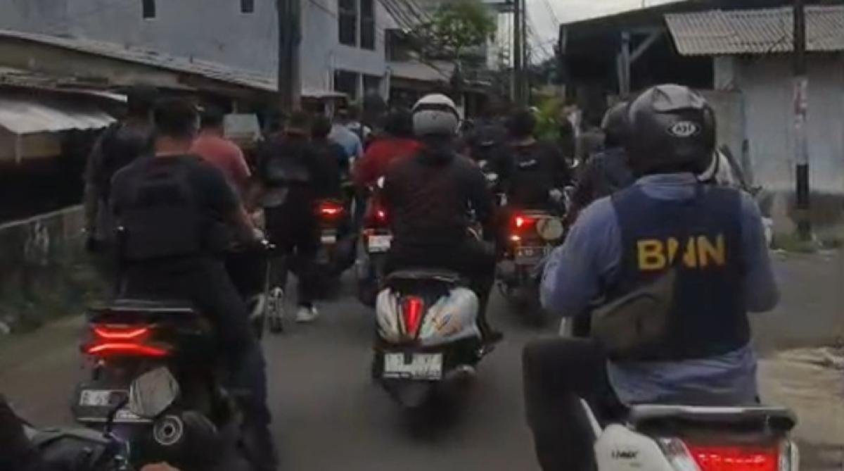 BNN Gerebek Kampung Ambon, Puluhan Orang Diciduk dan Ditemukan Senpi hingga Sabu!