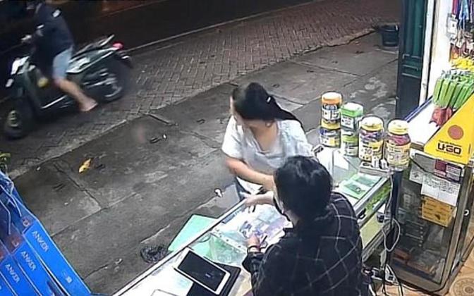 Motor Ditinggal Menyala, Ibu di Gresik Kehilangan Kendaraan di Depan Konter HP