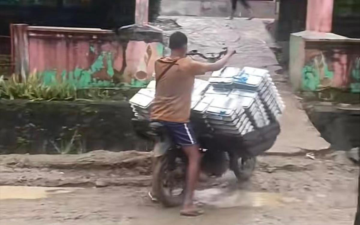 Petugas MBG Naringgul Cianjur Berjuang Bawa Kotak Makan ke Sekolah, Nyaris Celaka di Jalan Terjal