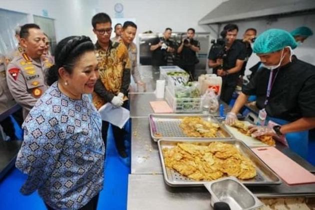 Apresiasi Dapur Bersih dan Harga Murah, Titiek Soeharto Cicipi Nasi Goreng MBG