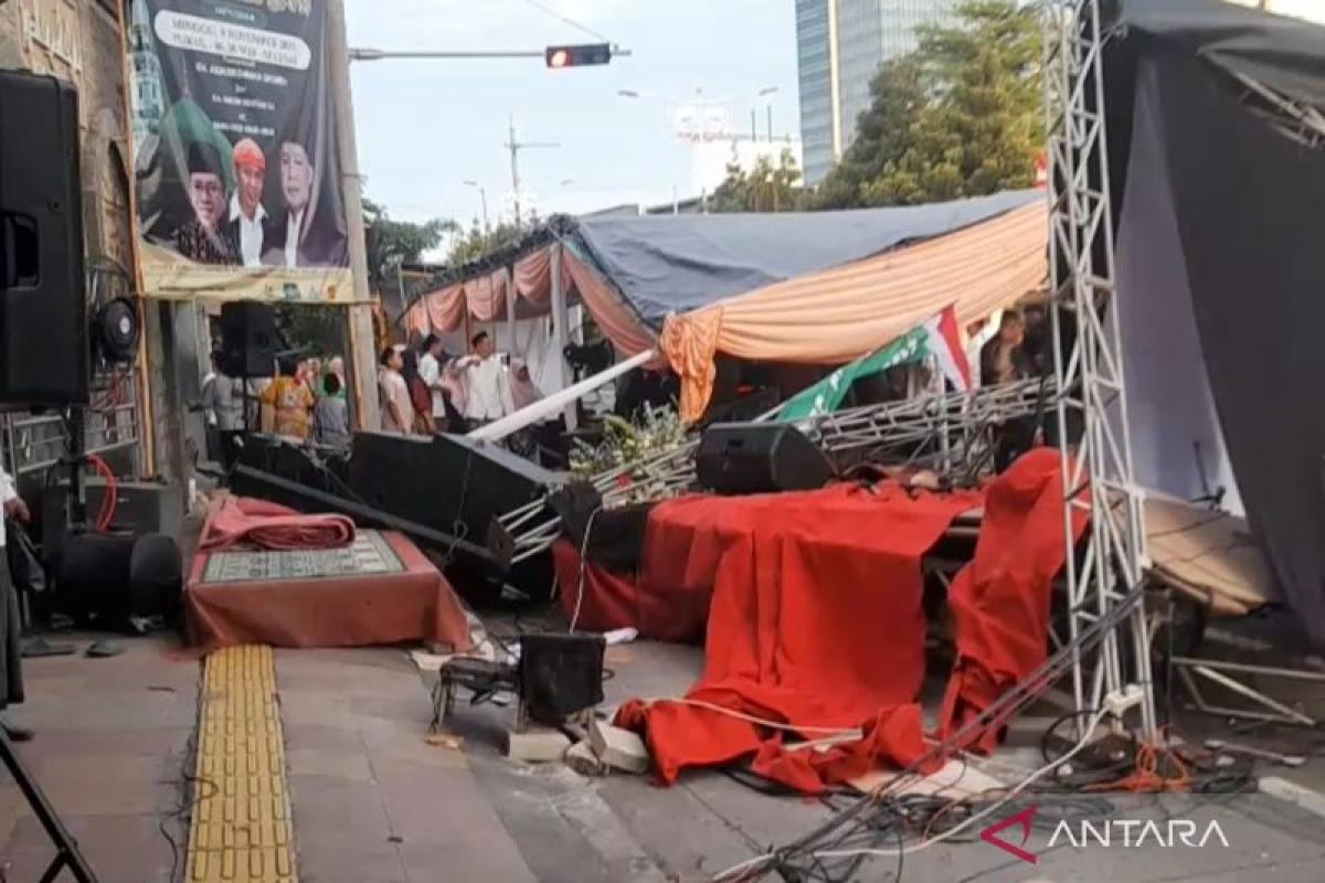 Tenda Maulid Ditabrak Mobil, Dua Orang Dilarikan ke Rumah Sakit