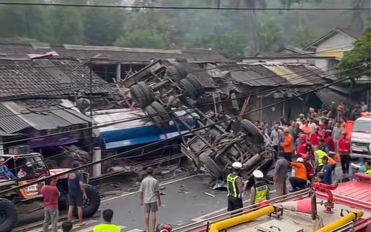 Rem Blong, Truk Tangki Solar Hantam Kios Magelang-Purworejo!