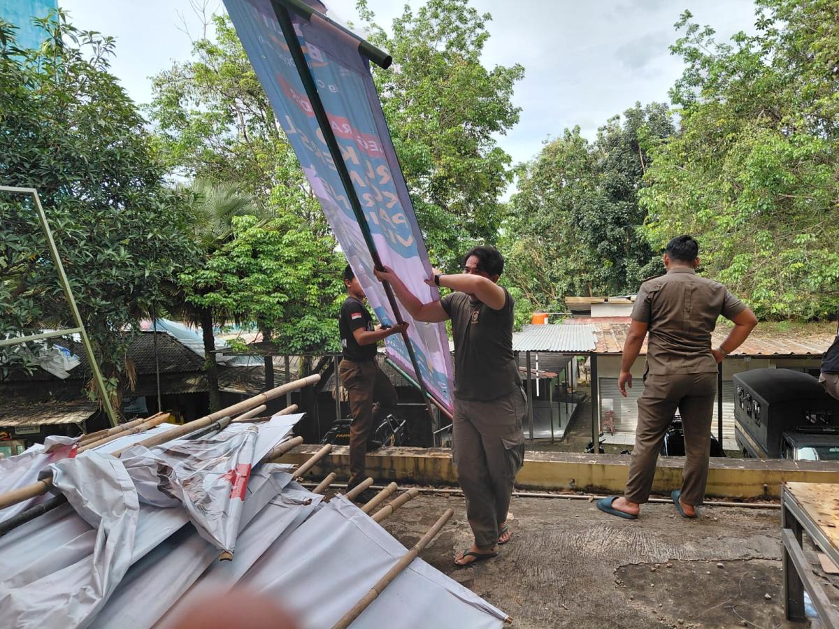 Satpol PP Tangsel Tertibkan 40 Reklame Ilegal, Pemilik Terancam Sanksi Tegas!