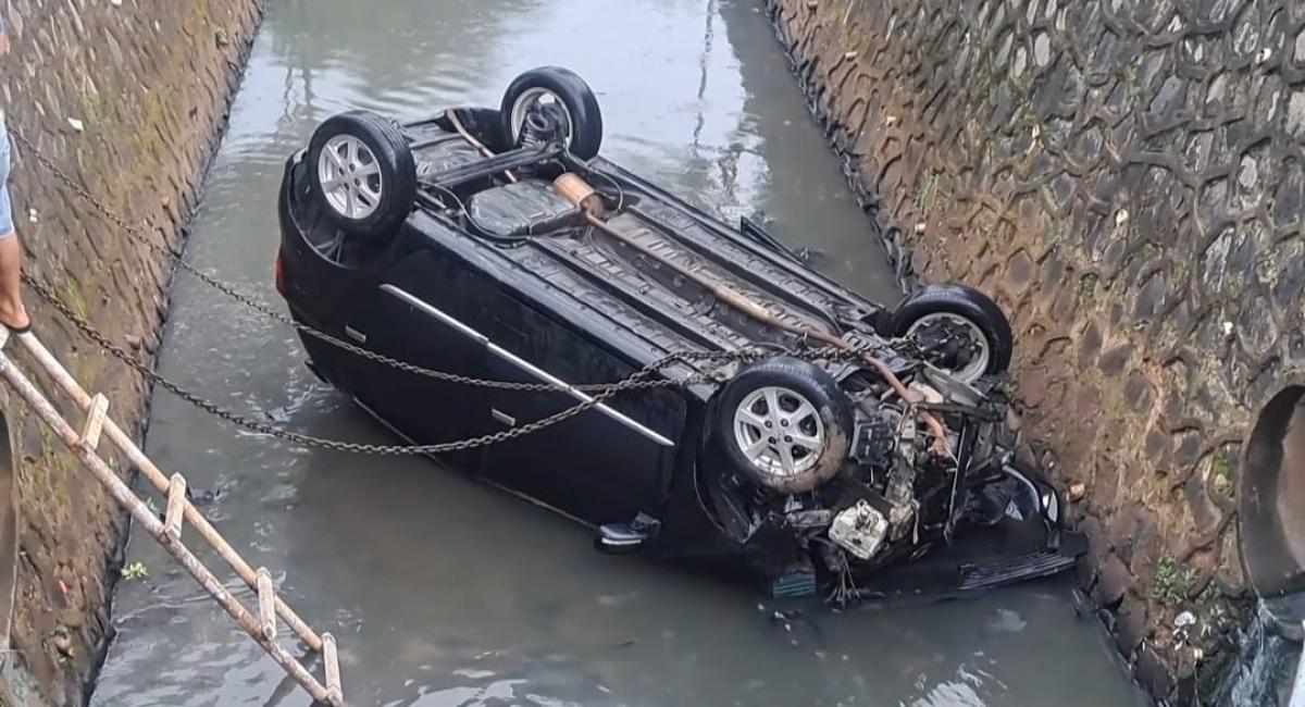 Sebuah Minibus Terjun ke Parit Sedalam Lima Meter di Tangerang 