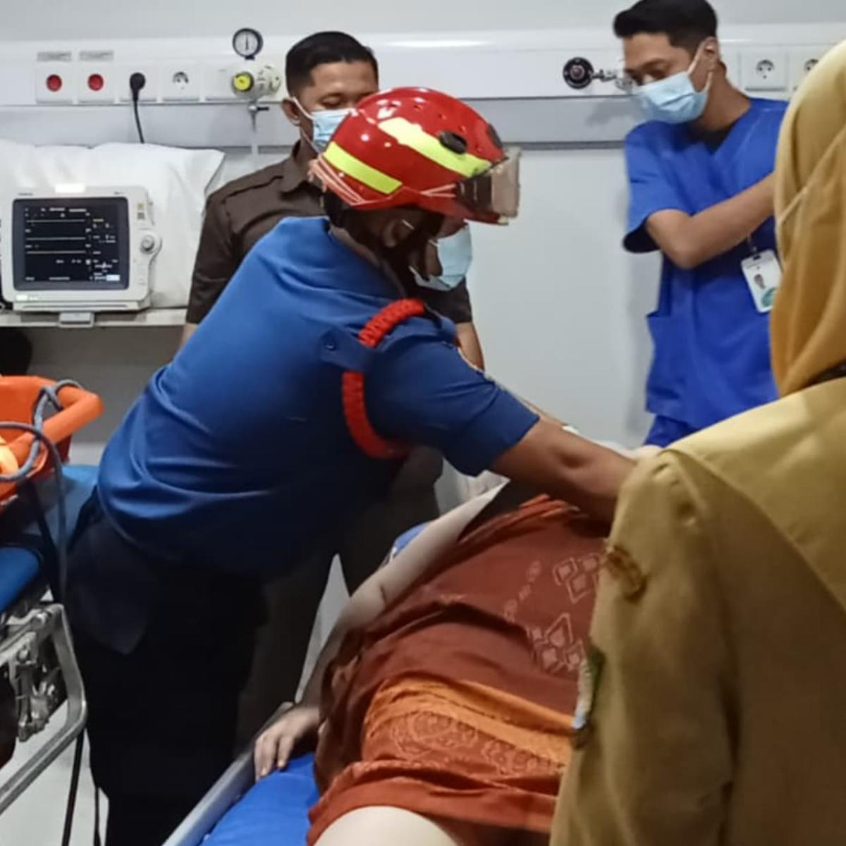 Damkar Tangerang Evakuasi Pria Obesitas 170 Kg dari Lantai Dua 