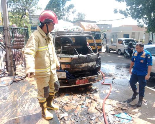 Truk Sampah DLHK Kabupaten Tangerang Hangus Terbakar