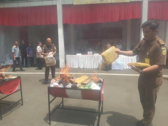 Musnahkan Barbuk, Kejari Tangerang Bakar Ratusan Ribu Gram Ganja
