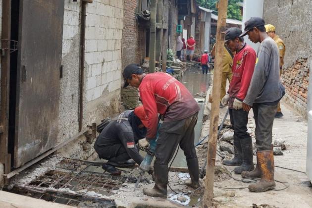 Petugas Bongkar Bangunan Liar di Saluran Air Bekasi Timur, Cegah Banjir Musim Hujan