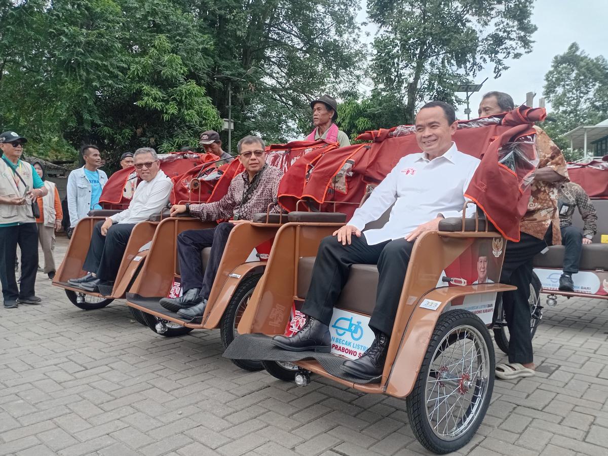 Prabowo Subianto Sumbang Ratusan Becak Listrik untuk Pengemudi Lansia di Tangerang