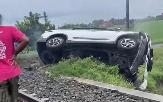 Duar! Kereta Batara Kresna Seruduk Toyota Rush di Perlintasan Maut Sukoharjo