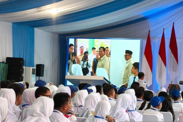 Prabowo Luncurkan Penggunaan Panel Interaktif untuk Sekolah di Indonesia