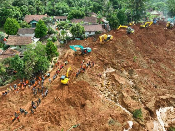 [UPDATE] – 27 Warga Diduga Masih Tertimbun Longsor Banjarnegara