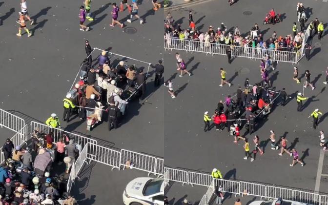 Aksi Unik Petugas Tiongkok Belah Rute Marathon Demi Warga Menyeberang