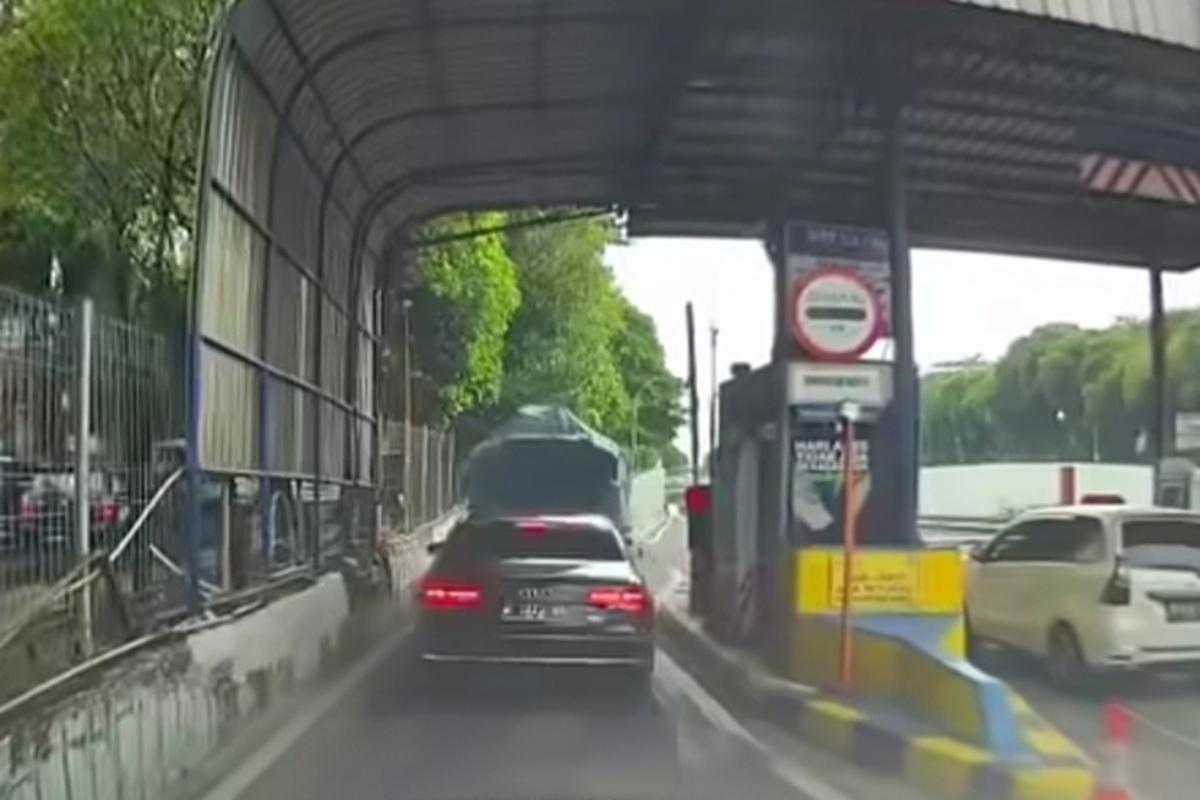 Mobil Mewah Terobos Gerbang Tol Ragunan, Polisi Telusuri Identitas Pengendara
