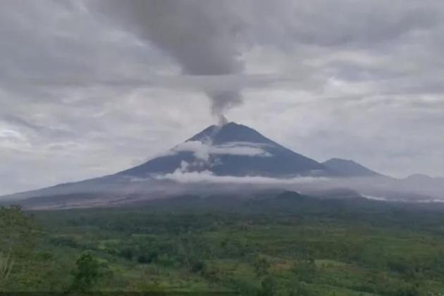 Sumbar Darurat! Gunung Marapi Erupsi Usai Banjir dan Longsor Besar, Agam Diselimuti Abu Tebal!