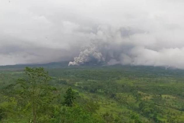 Aktivitas Gunung Semeru Terus Melonjak, PVMBG Tetapkan Status Awas