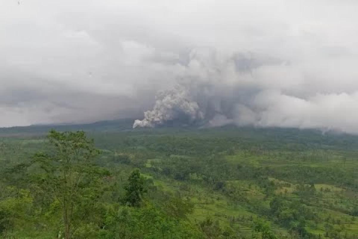 Aktivitas Gunung Semeru Terus Melonjak, PVMBG Tetapkan Status Awas