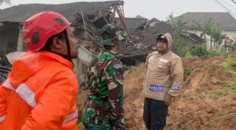 Longsor Terjang Ponorogo! Dua Rumah dan Tujuh Kendaraan Tertimbun